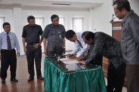 Foto penandatanganan serah terima antara Kaper BPKP Riau dengan Kepala Kanwil III DJKN
